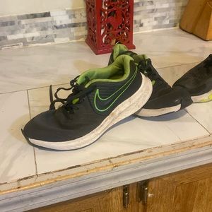 Nike shoes boys size 4